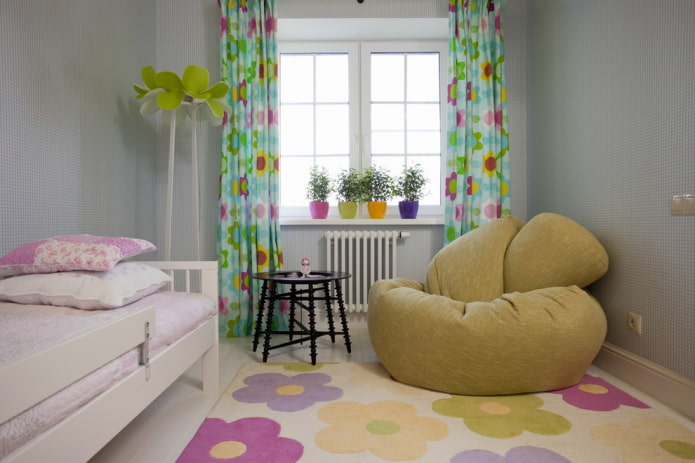 poef in het interieur van een kinderkamer