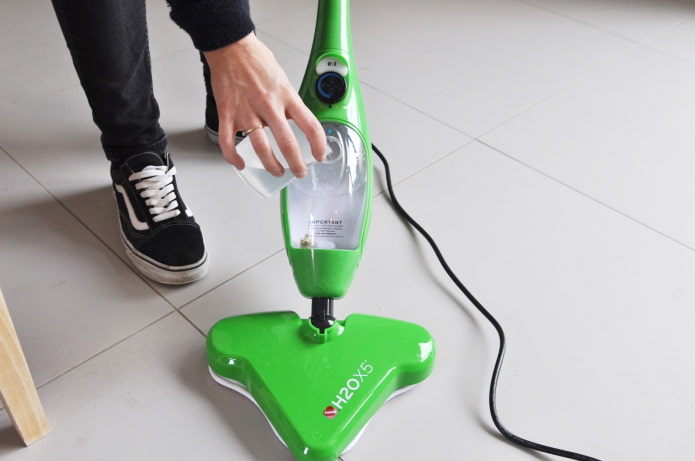 Nat reinigen met een dweil