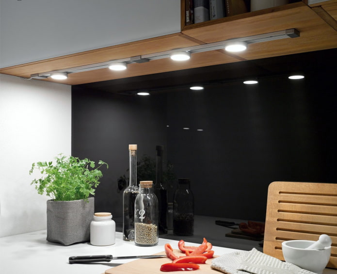 achtergrondverlichting onderin de kast