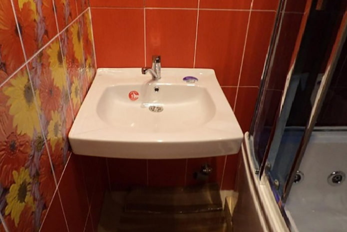 De gootsteen ophangen