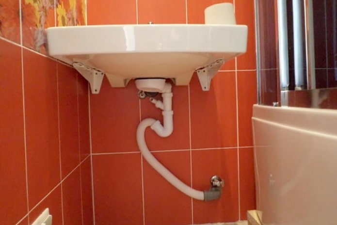 De gegolfde buis aansluiten