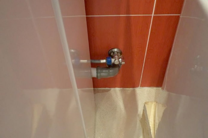 De slang op de uitlaat aansluiten