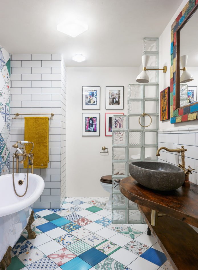 tegelindeling in het interieur van de badkamer