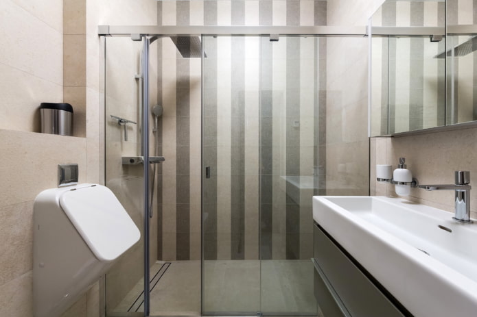 tegelindeling op de muren in de badkamer