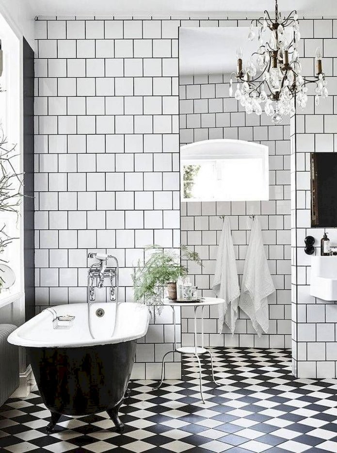schaaktegelindeling in het interieur van de badkamer