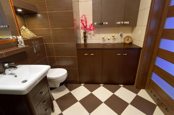 schaaktegelindeling in het interieur van de badkamer