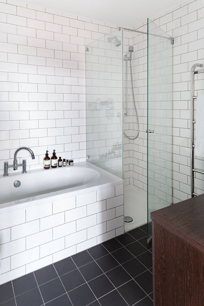 tegelindeling in het badkamerinterieur