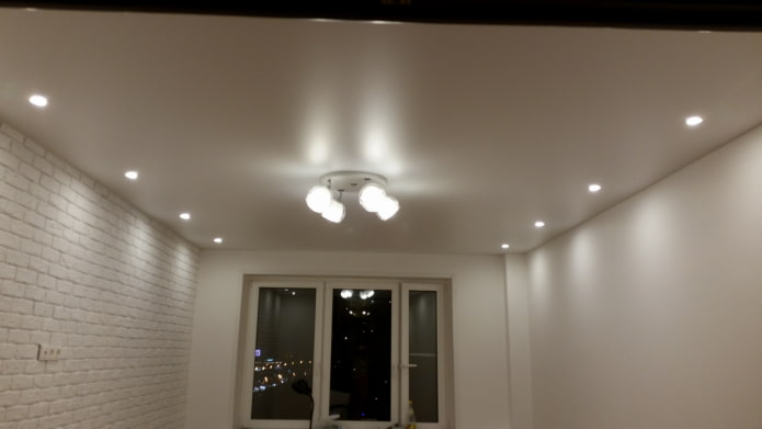 lampen langs de muren aan het plafond