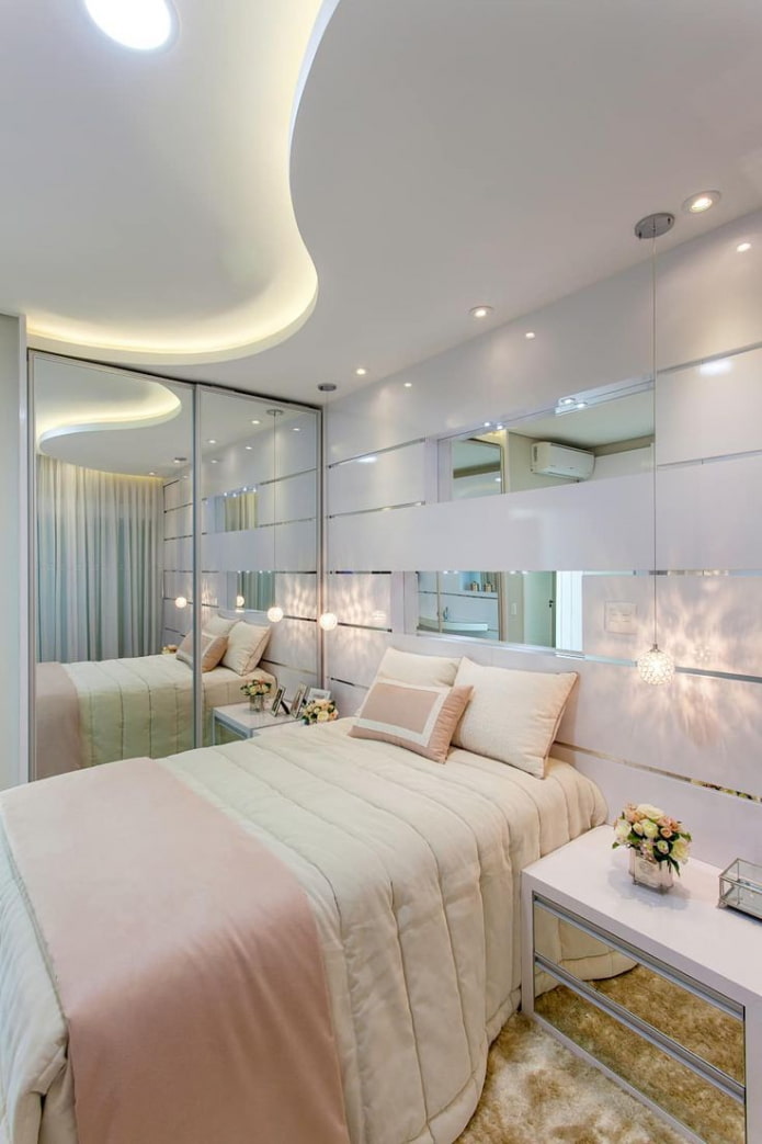 plafond met meerdere niveaus in de slaapkamer