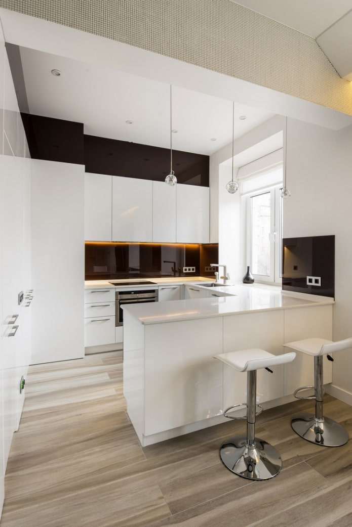 witte keuken met schiereiland