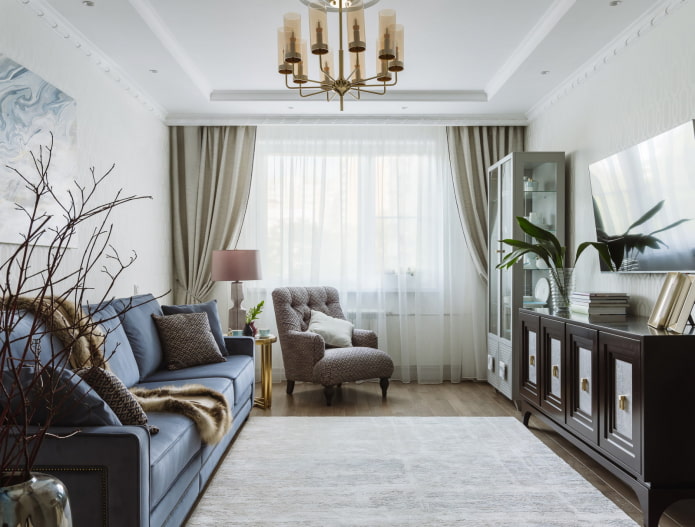 bank en fauteuil in de hal