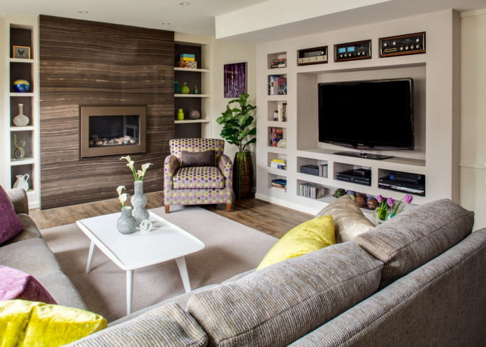 woonkamer met tv en open haard