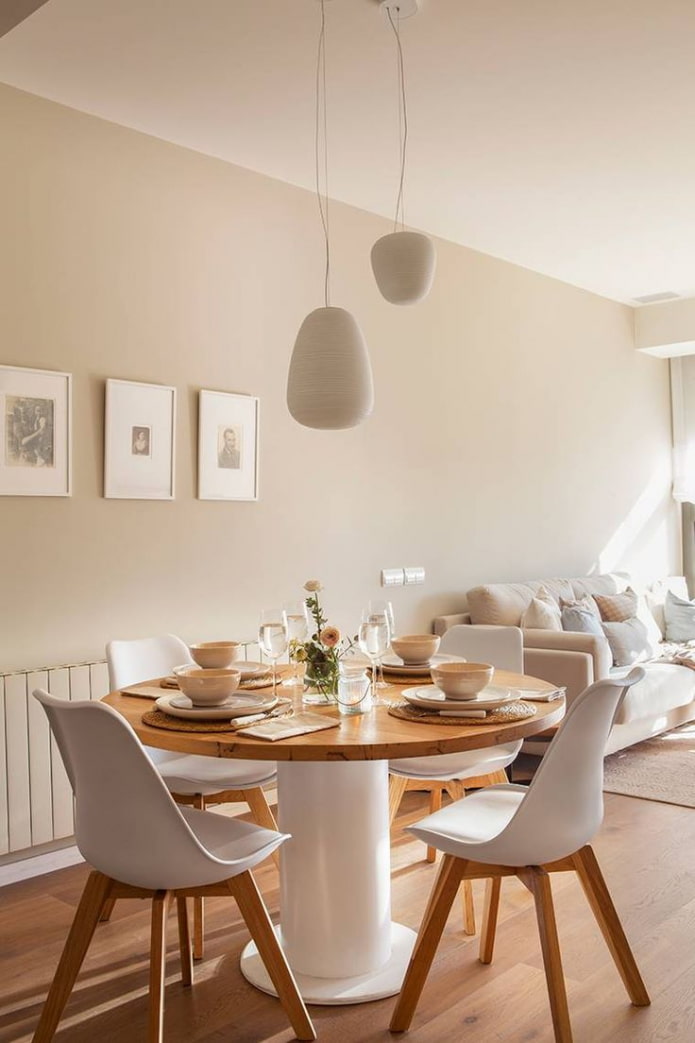 eettafel in de woonkamer