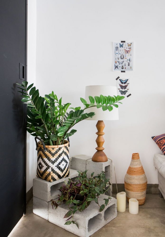 Potten op betonblokken