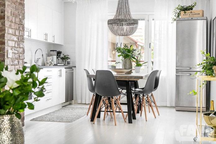 bloemen verzorgen in de keuken