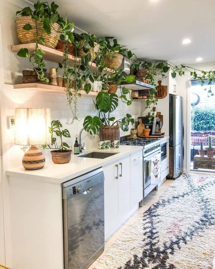veel bloemen in de keuken