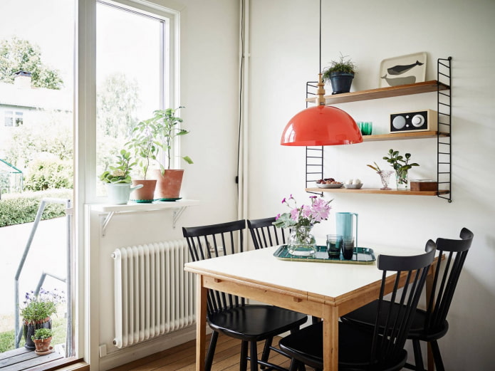 bloemen op het keukenraam