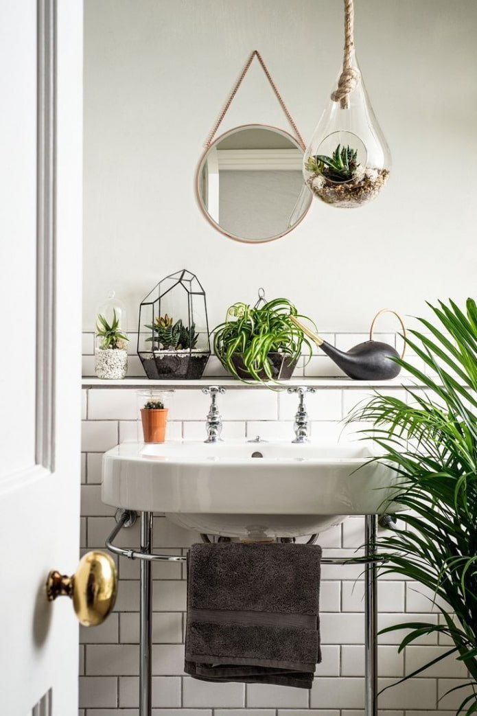 plank in de badkamer voor bloemen