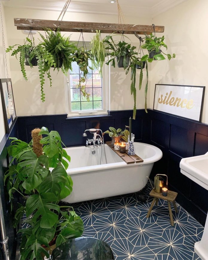 bloemen onder het plafond in het interieur