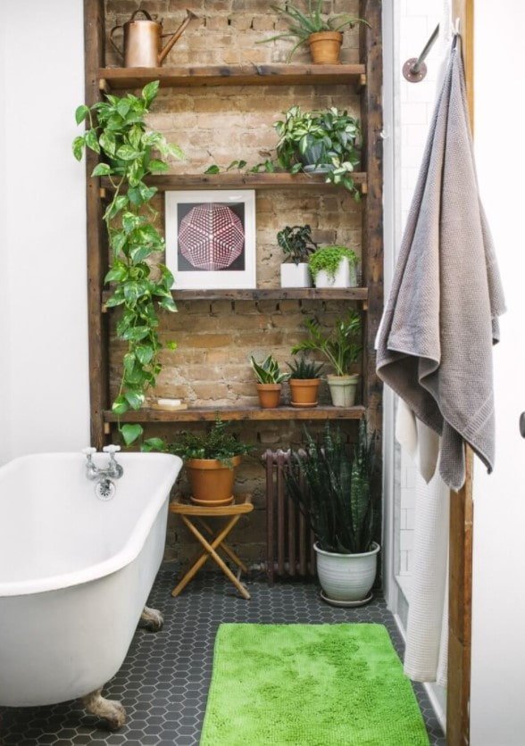 bloemen op de plank in de badkamer