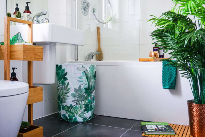 palmboom op de vloer in de badkamer