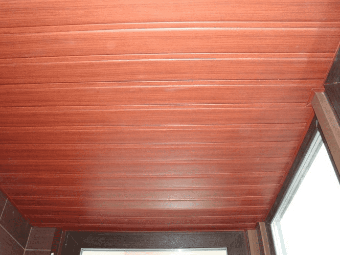 lamellenconstructie onder de boom