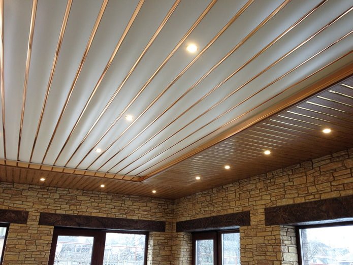 hangconstructie met lamellen op twee niveaus