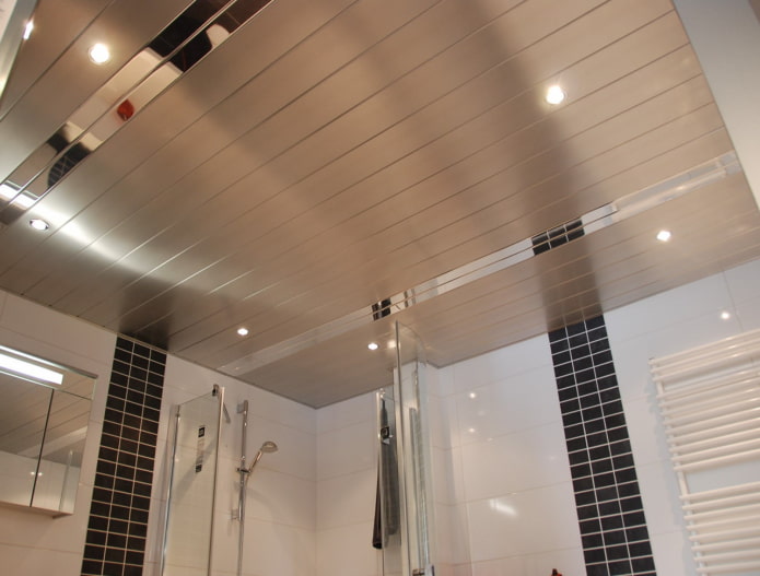 lamellenplafond in het badkamerinterieur