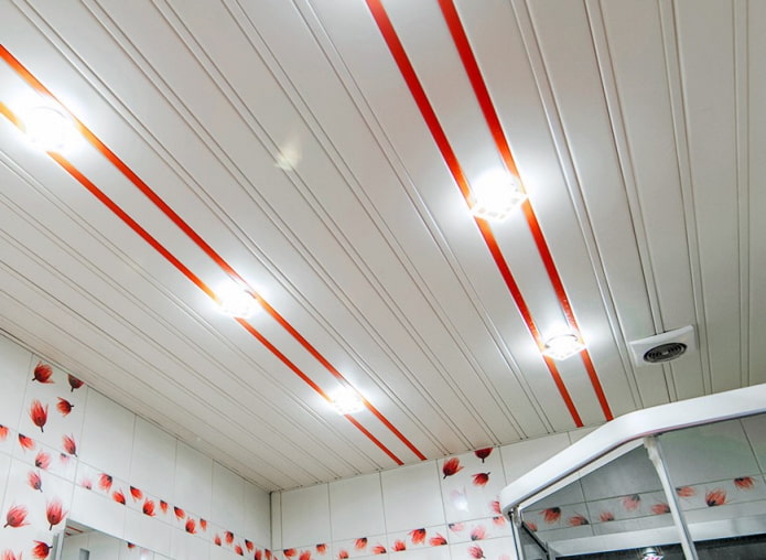 lamellenplafond in het badkamerinterieur