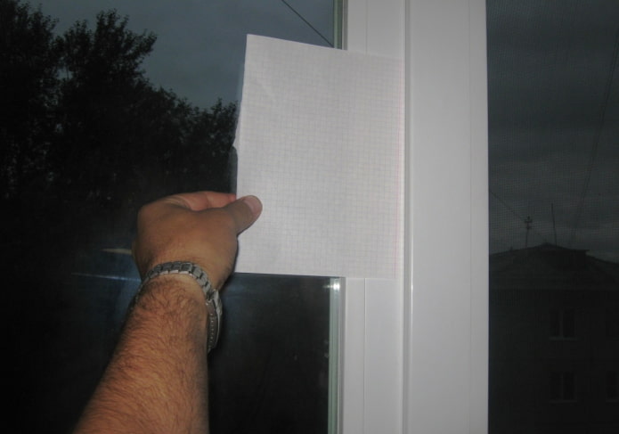 controleer de dichtheid van het raam met papier