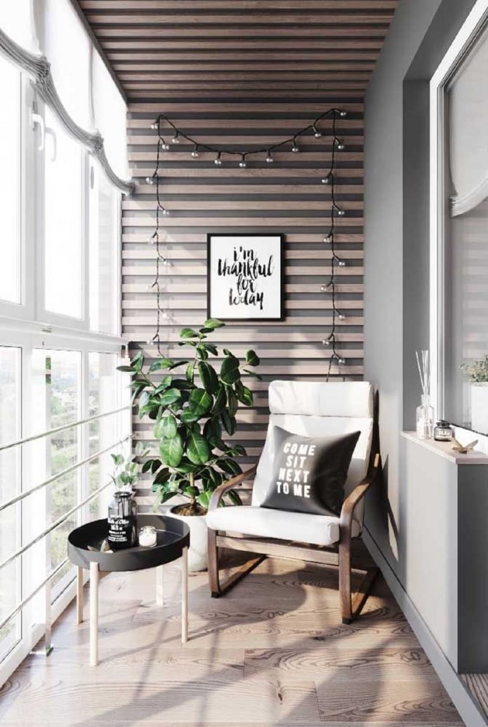 wand van lamellen op het balkon