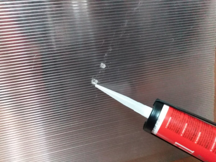 een deuk in polycarbonaat afdichten met kit