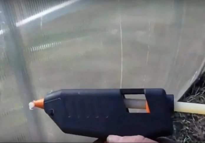 een gat in polycarbonaat afdichten met een lijmpistool