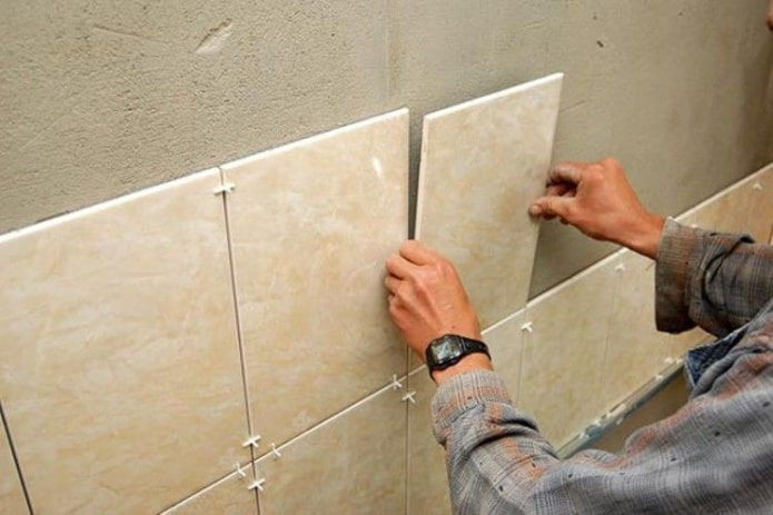 Tegels leggen op de muur
