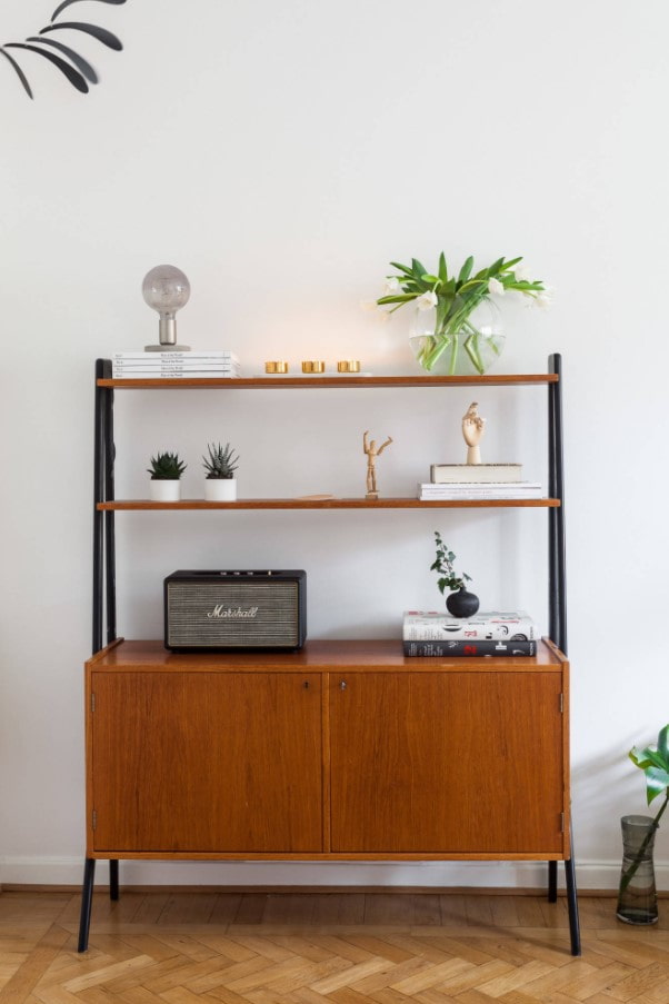 een retro-stijl kledingkast voor de woonkamer