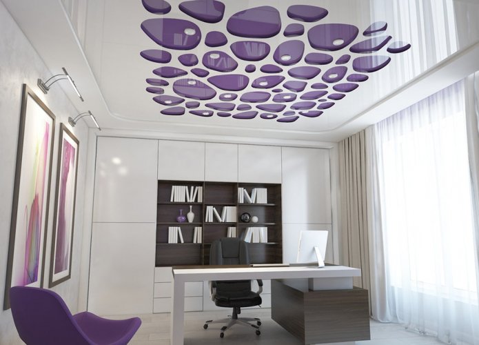 spanplafond met een combinatie van witte en paarse kleuren