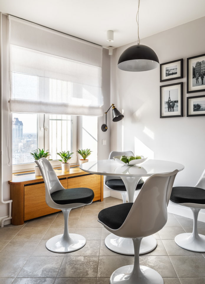 Romeinse tule gordijnen in het interieur 