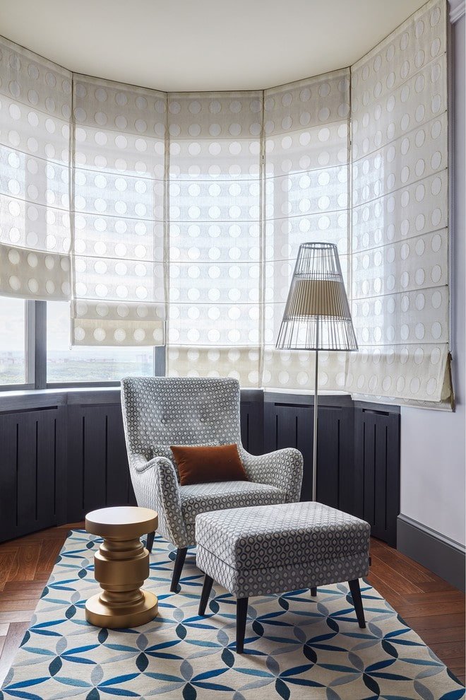 Romeinse tule gordijnen in het interieur 