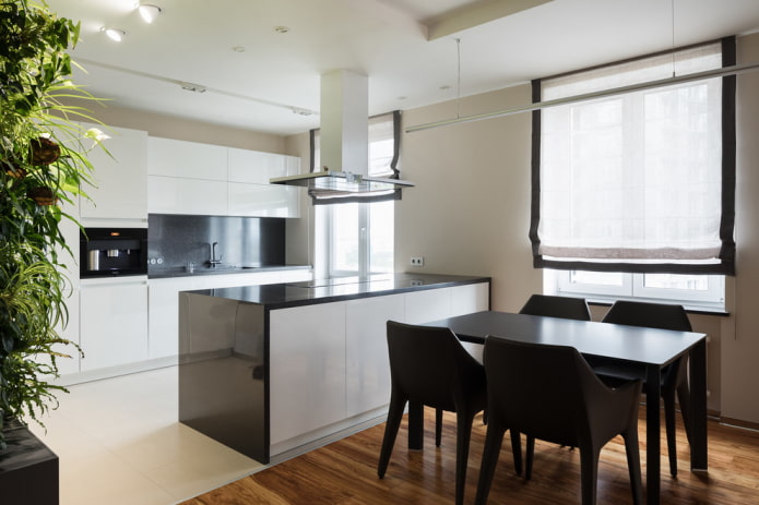 doorschijnende Romeinse gordijnen in de keuken