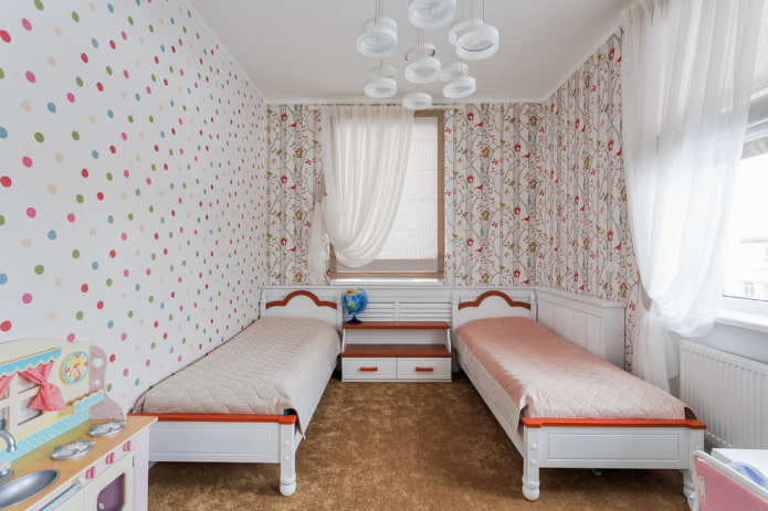 Romeinse jaloezie?n met gordijnen in de kinderkamer