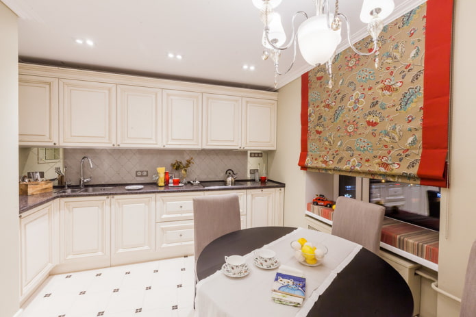 vouwgordijnen met bloemen in de keuken