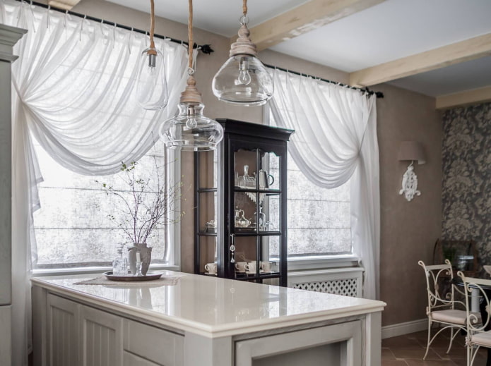 Ruime keuken met witte tule