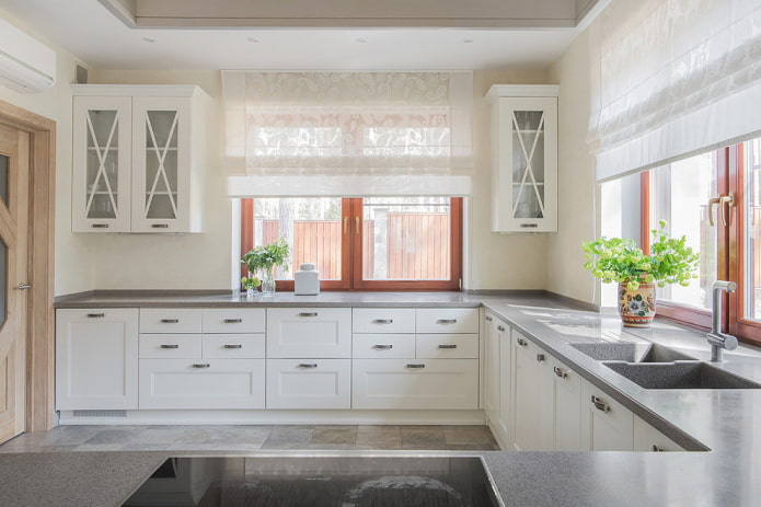 transparante vouwgordijnen in het keukeninterieur