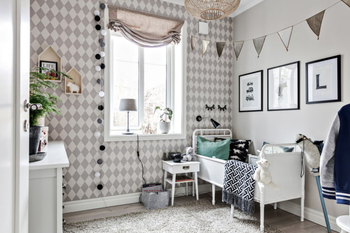 Romeinse jaloezie?n in een kinderkamer in Scandinavische stijl