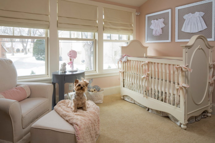 beige Romeinse gordijnen in de kinderkamer