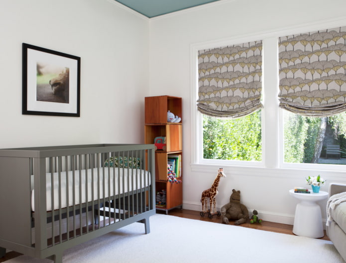 Romeinse jaloezie?n met patroon in de kinderkamer