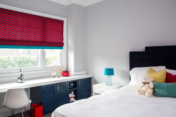 Romeinse gordijnen met een geometrische print in de kinderkamer