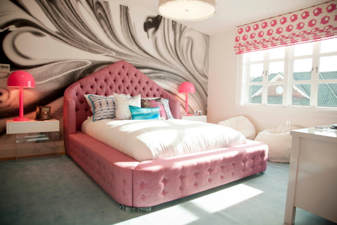 Romeinse gordijnen in een kinderkamer in een moderne stijl