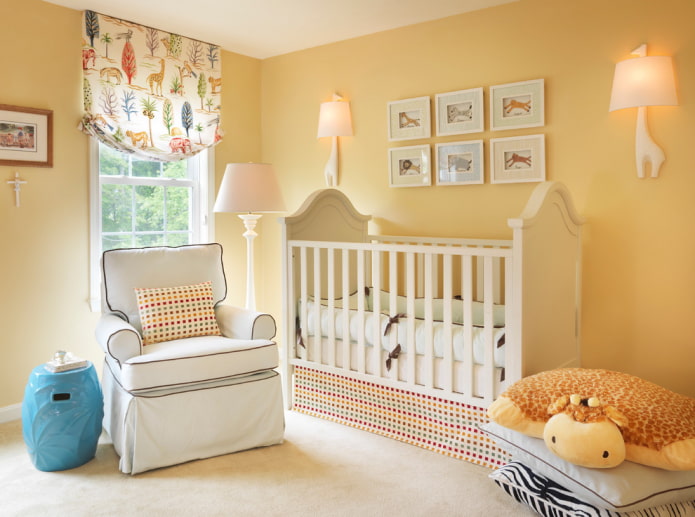 Romeinse jaloezie?n in het interieur van de kinderkamer