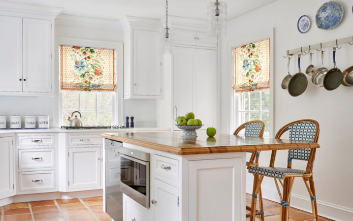 vouwgordijn in het keukeninterieur